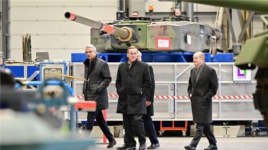 Bundeskanzler Olaf Scholz (r., SPD), und Boris Pistorius (2.v.l., SPD), Bundesminister für Verteidigung, besichtigen eine Produktionshalle des Rüstungskonzerns Rheinmetall.