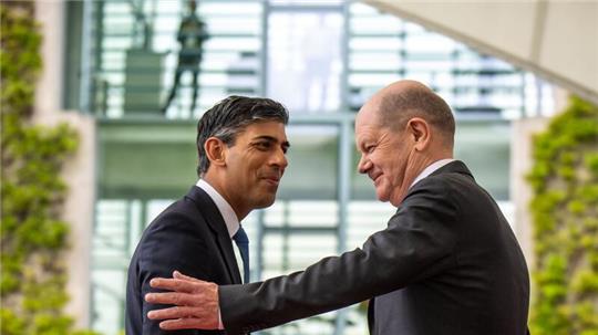 Bundeskanzler Olaf Scholz (r), begrüßt den britischen Premier Rishi Sunak vor dem Bundeskanzleramt zum offiziellen Antrittsbesuch.