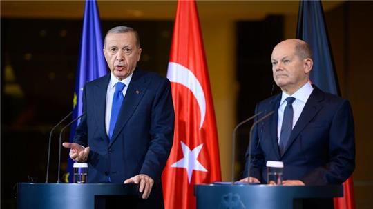 Bundeskanzler Olaf Scholz (r) und Recep Tayyip Erdogan während ihrer gemeinsamen Pressekonferenz im Kanzleramt.