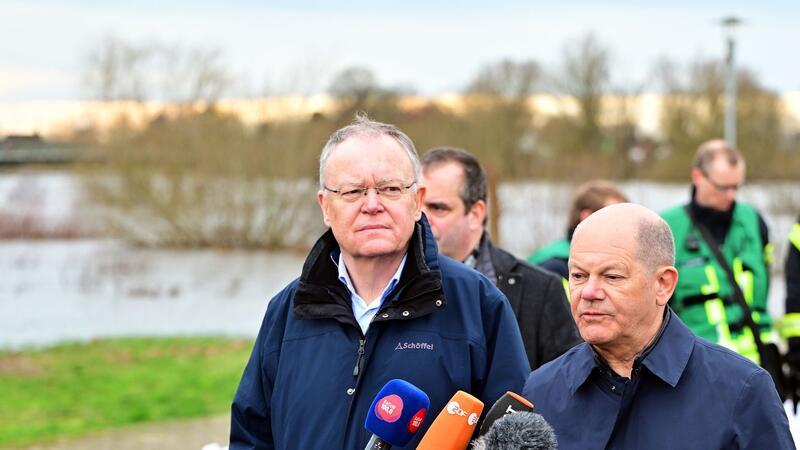 Ministerpräsident Weil: Gefahr von Dammbrüchen nicht gebannt Bundeskanzler Olaf Scholz (r) und Stephan Weil besuchen das Hochwassergebiet am Zusammenfluss von Weser und Aller in Verden.