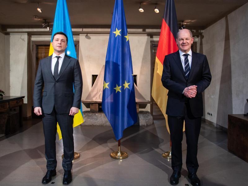 Bundeskanzler Olaf Scholz (r) und der ukrainische Präsident Wolodymyr Selensky treffen sich auch zu bilateralen Gesprächen. Foto: Sven Hoppe/dpa pool/dpa
