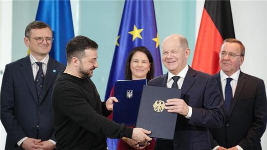 Bundeskanzler Olaf Scholz (r) und der ukrainische Präsident Wolodymyr Selenskyj haben ein langfristiges Sicherheitsabkommen unterzeichnet.