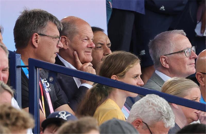 Bundeskanzler Olaf Scholz sah sich das Olympia-Finale zwischen Deutschland und den Niederlanden an.