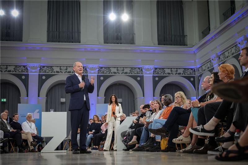 Polit-Prominenz, viel Wind und ein sexy Auftritt bei Einheitsfeier in Hamburg Bundeskanzler Olaf Scholz spricht bei einem Bürgergespräch in der Handelskammer in Hamburg.