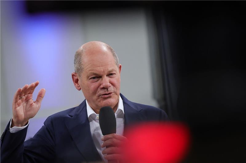 Kanzler in Hamburg: Scholz will in Regierung nicht ständig auf den Tisch hauen Bundeskanzler Olaf Scholz spricht bei einem Bürgergespräch in der Handelskammer im Rahmen des Bürgerfests zum Tag der Deutschen Einheit.