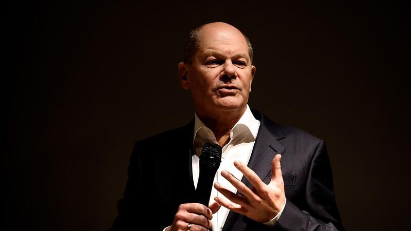 Scholz ruft zu Kampf für Demokratie auf Bundeskanzler Olaf Scholz spricht in seiner Funktion als Bundestagsabgeordneter im Rahmen eines Wahlkreisgespräches mit Bürgerinnen und Bürgern.