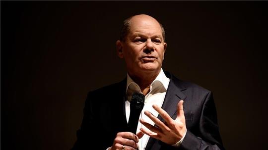 Bundeskanzler Olaf Scholz spricht in seiner Funktion als Bundestagsabgeordneter im Rahmen eines Wahlkreisgespräches mit Bürgerinnen und Bürgern.