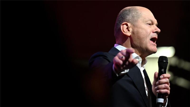 Bundeskanzler Olaf Scholz steht beim Wahlkampfabschluss der SPD in der Westfalenhalle auf der Bühne.