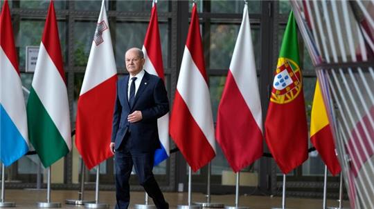Bundeskanzler  Olaf Scholz trifft zum EU-Gipfel ein.