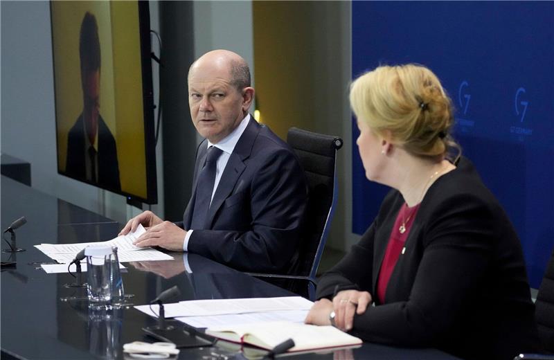 Bundeskanzler Olaf Scholz und Berlins Regierende Bürgermeisterin Franziska Giffey äüßern sich nach der Ministerpräsidentenkonferenz vor der Presse.