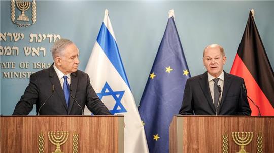 Bundeskanzler Olaf Scholz und Ministerpräsident Benjamin Netanjahu (l) geben in Jerusalem ein gemeinsames Pressestatement.