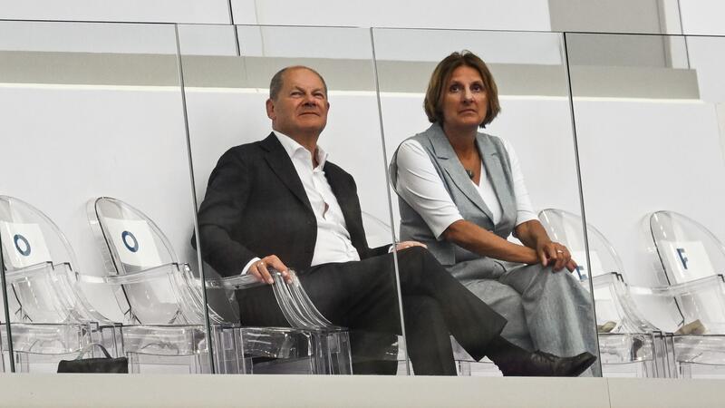 Sprint-Staffel um Lückenkemper holt Bronze Bundeskanzler Olaf Scholz und seine Frau Britta Ernst sahen im Stade France unter anderem das Finale mit der deutschen 4x100-Meter-Staffel