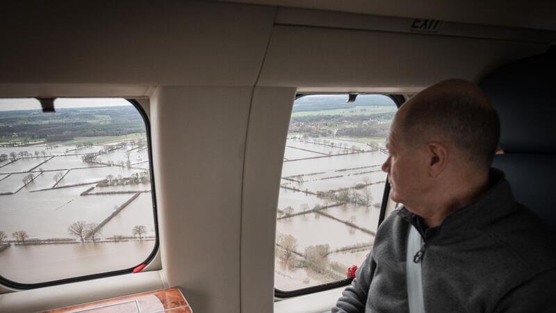 Bundeskanzler Scholz dankt Helfern in Hochwassergebieten Bundeskanzler Olaf Scholz verschafft sich beim Flug mit einem Helikopter einen Eindruck über die Hochwasserlage im Norden Niedersachsens.