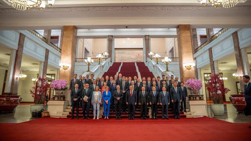 Bundeskanzler Olaf Scholz (vorn 5.v.l) und Ministerpräsident Li Qiang (vorn 6.v.l) in der Großen Halle des Volkes vor einer Sitzung des Beratenden Ausschusses der deutsch-chinesischen Wirtschaft.