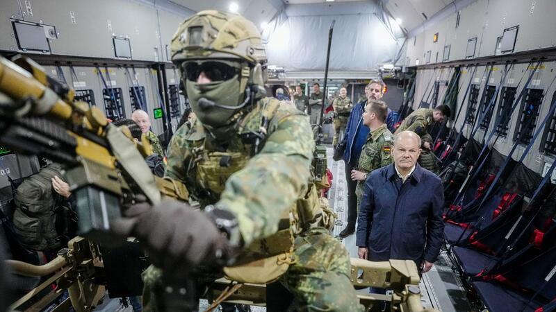 Scholz verspricht mehr Milliarden für das Militär Bundeskanzler Olaf Scholz während einer Fähigkeitsdemonstration der Territorialen Verfügungsgruppe auf dem Militärflughafen Köln-Wahn.
