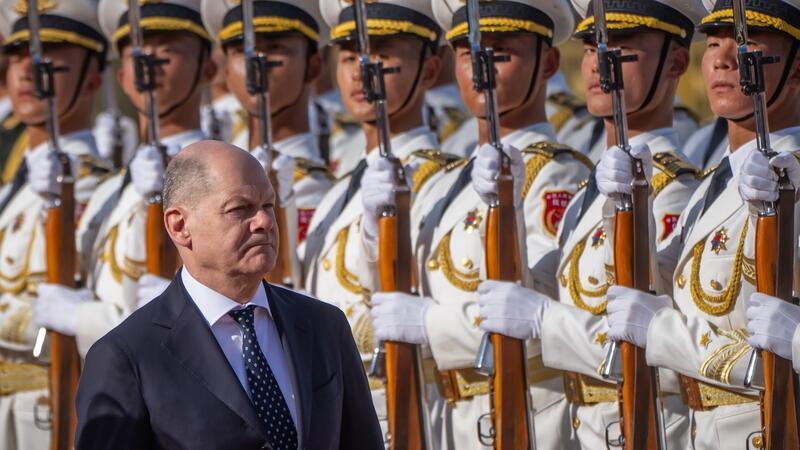 Bundeskanzler Olaf Scholz wird mit militärischen Ehren empfangen.