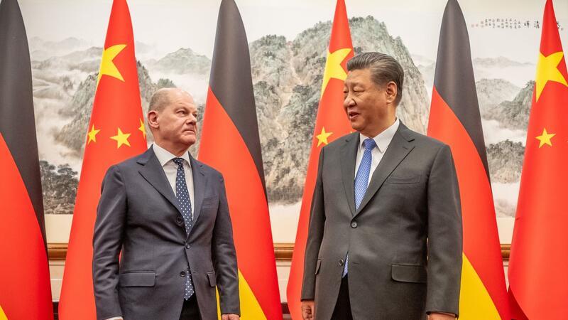 Bundeskanzler Olaf Scholz wird von dem chinesischen Staatspräsidenten Xi Jinping im Staatsgästehaus empfangen.