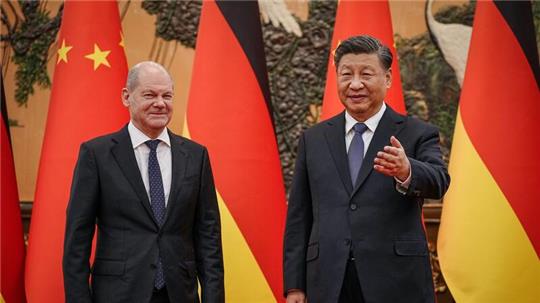 Bundeskanzler Olaf Scholz zusammen mit Chinas Präsident Xi Jinping in der Großen Halle des Volkes in Peking. (Archiv)