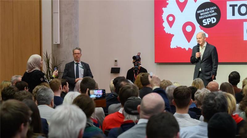 Pro-palästinensische Zuschauer stören Scholz-Veranstaltung Bundeskanzler Scholz im Zwiegespräch mit der pro-palästinensischen Fragestellerin.