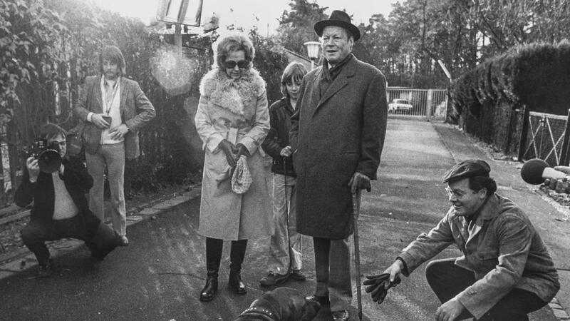 Bundeskanzler Willy Brandt und Familie werden beim Spaziergang von Günter Guillaume (r) begleitet.