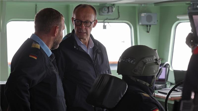 Merz: Bedrohung durch Russland ist real Bundeskanzler auf der Brücke der Fregatte „Bayern“.