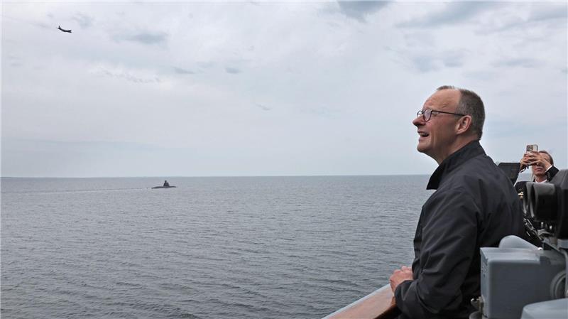 Merz: Bedrohung durch Russland ist real Bundeskanzler beobachtet Abwehrübungen von der Fregatte „Bayern“