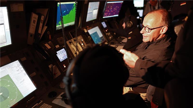 Merz: Bedrohung durch Russland ist real Bundeskanzler in der Operationszentrale an Bord.