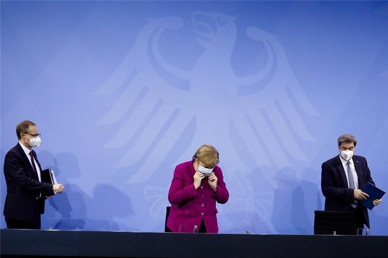 Bundeskanzlerin Angela Merkel (CDU), Markus Söder (rechts; CSU), Ministerpräsident von Bayern, und Michael Müller (SPD), Regierender Bürgermeister von Berlin, verlassen nach einem Treffen im Kanzleramt eine Pressekonferenz. Foto: Markus Schreiber/AP POOL/dpa