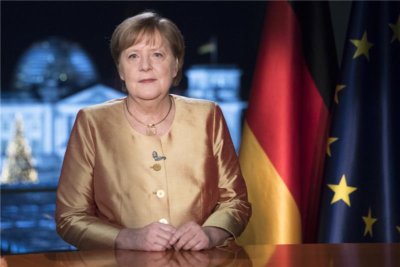 Bundeskanzlerin Angela Merkel (CDU) spricht bei der Fernsehaufzeichnung ihrer jährlichen Neujahrsansprache im Kanzleramt. Foto: Markus Schreiber/AP/Pool/dpa