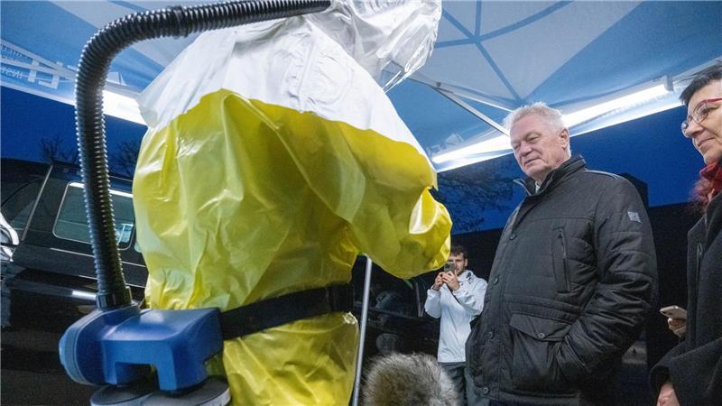 Bundeslandwirtschaftsminister Alois Rainer (CSU) dankte bei seinem Antrittsbesuch den Mitarbeitern des Friedrich-Loeffler-Instituts (FLI) für ihre Arbeit, die auch zur Eindämmung von Tierseuchen wie der Geflügelpest beiträgt.