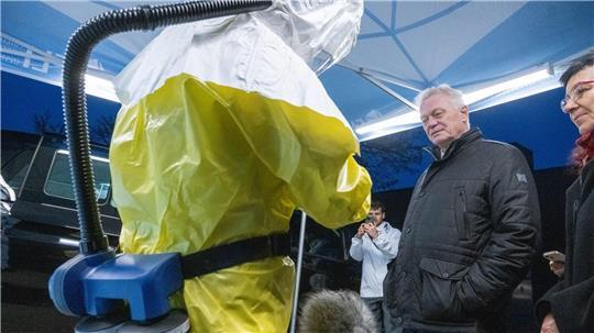 Bundeslandwirtschaftsminister Alois Rainer (CSU) dankte bei seinem Antrittsbesuch den Mitarbeitern des Friedrich-Loeffler-Instituts (FLI) für ihre Arbeit, die auch zur Eindämmung von Tierseuchen wie der Geflügelpest beiträgt.