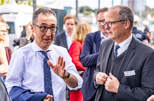 Bundeslandwirtschaftsminister Cem Özdemir (Bündnis90/Die Grünen, l) im Gespräch mit seinem schleswig-holsteinischen Kollegen Werner Schwarz (CDU).