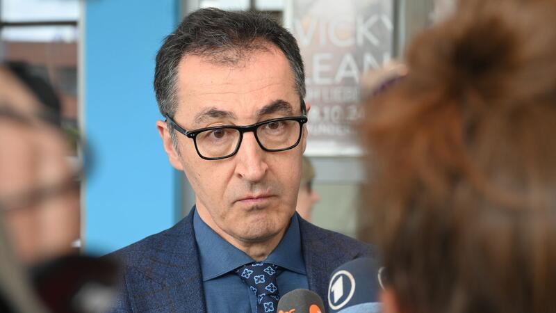 Bundeslandwirtschaftsminister Cem Özdemir gibt zum Landfrauentag ein Pressestatement.