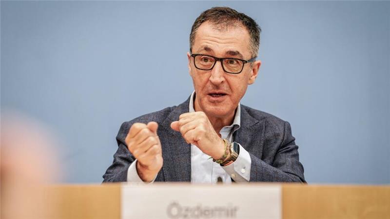 Ernährungsreport: Es darf „auch etwas weniger süß schmecken“ Bundeslandwirtschaftsminister Özdemir stellt den Ernährungsreport 2024 vor.