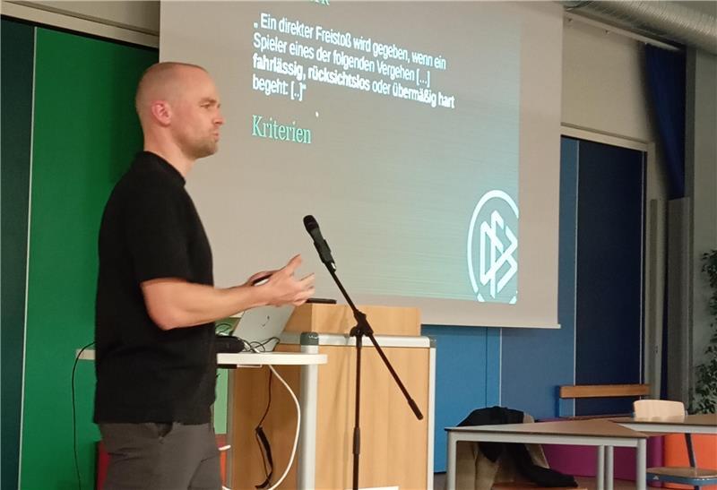 Bundesliga-Schiedsrichter Patrick Schwengers referiert in der BBS.