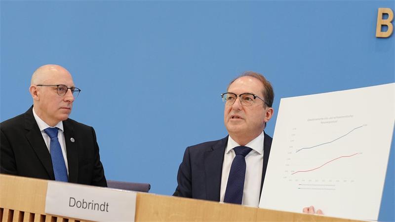 Bundesminister Alexander Dobrindt (CSU) sagt, der Linksextremismus sei zunehmend eine Bedrohung für die öffentliche Sicherheit und Ordnung.