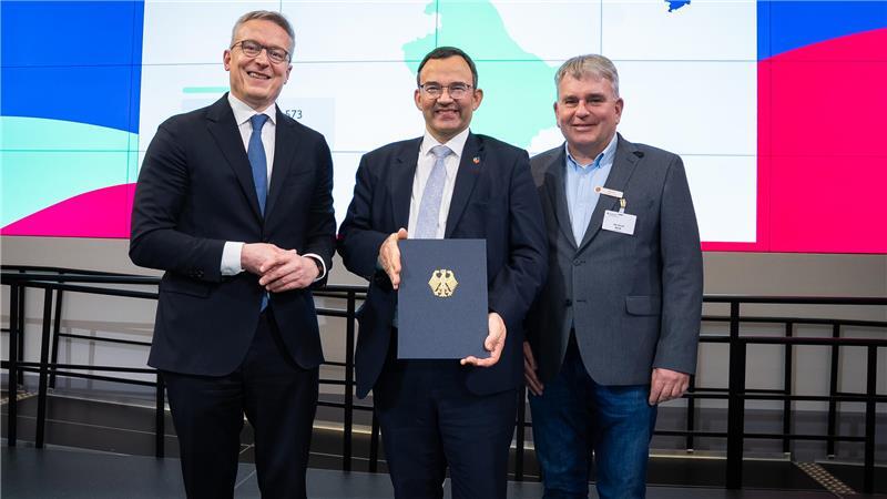 Bundesminister Dr. Karsten Wildberger (von links) überreichte in Berlin die Förderurkunde an den Ersten Kreisrat Thorsten Heinze und Kai-Ulrich Baak, Leiter des Amtes Wirtschaft, Verkehr und Bildung.