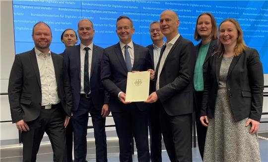 Bundesminister Volker Wissing höchstpersönlich übergibt die Förderurkunde an Dr. Dirk Niermann, Vorsitzender des Vereins Lightwight for Hydrogen Stade. Rechts neben ihm stehen Saskia Deckenbach und Jenne Wendt von der Stader Wirtschaftsförderung. Auch Thomas Friedrichs (zweite Reihe Mitte) war mit in Berlin.
