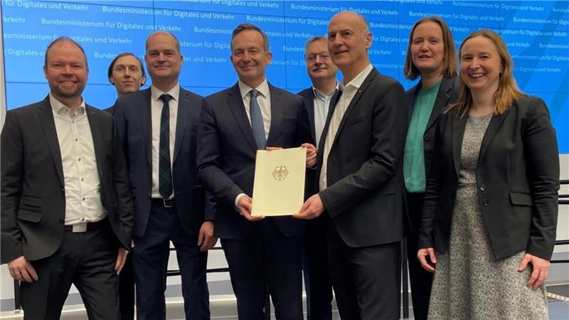 Standort Stade: Wie die Stadt ihre Wirtschaft pflegt Bundesminister Volker Wissing höchstpersönlich übergibt die Förderurkunde an Dr. Dirk Niermann, Vorsitzender des Vereins Lightwight for Hydrogen Stade. Rechts neben ihm stehen Saskia Deckenbach und Jenne Wendt von der Stader Wirtschaftsförderung. Auch Thomas Friedrichs (zweite Reihe Mitte) war mit in Berlin.