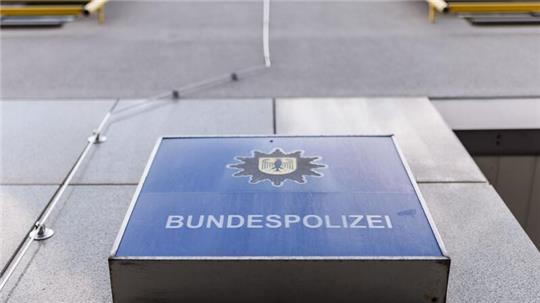 Bundespolizei steht auf einem Schild.