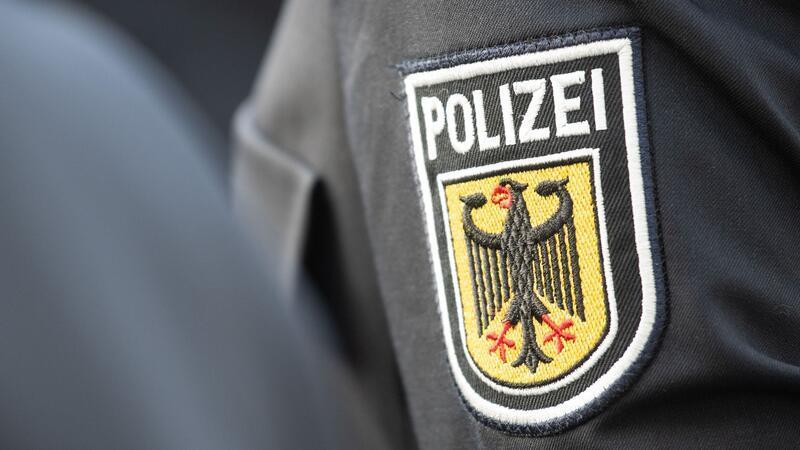 Bundespolizisten haben die Passagierin eines Kreuzfahrtschiffs vorläufig festgenommen. (Symbolbild)