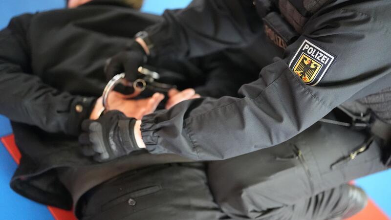 Bundespolizisten haben einen international gesuchten Straftäter nach der Einreise nach Deutschland festgenommen. (Symbolbild)