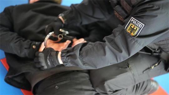 Bundespolizisten haben einen international gesuchten Straftäter nach der Einreise nach Deutschland festgenommen. (Symbolbild)