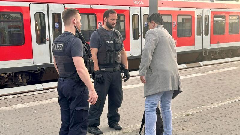 Bundespolizisten nahmen die Personalien des Betrunkenen auf und erteilten einen Platzverweis.