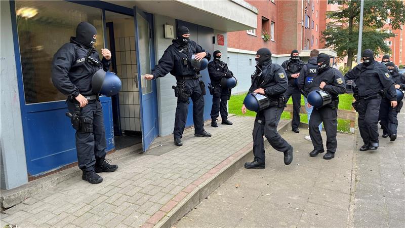 Darum muss die Schleuserin aus Stade nicht ins Gefängnis Bundespolizisten rücken am 26. November 2023 vor. Auch in der Wohnung der Verurteilten in Stade werden Beweise gesichert.