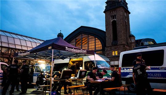 Bundespolizisten sind am Hauptbahnhof im Einsatz. Aufgrund der jüngsten Kriminalitätsentwicklung an dem Bahnhof hat die Bundespolizei eine Allgemeinverfügung erlassen und Waffen und Messer aller Art an diesem Wochenende dort verboten. Foto: Daniel Bockwoldt/dpa