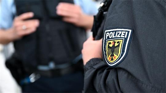 Bundespolizisten stehen am Hamburger Hauptbahnhof an einem Bahnsteig (Archivbild).