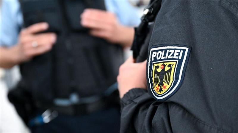 Mit 3 Promille: 38-Jähriger belästigt schlafende Frau in einem Zug Bundespolizisten stehen am Hauptbahnhof an einem Bahnsteig. (zu dpa: «International gesucht: Mutmaßlicher Menschenhändler gefasst»)