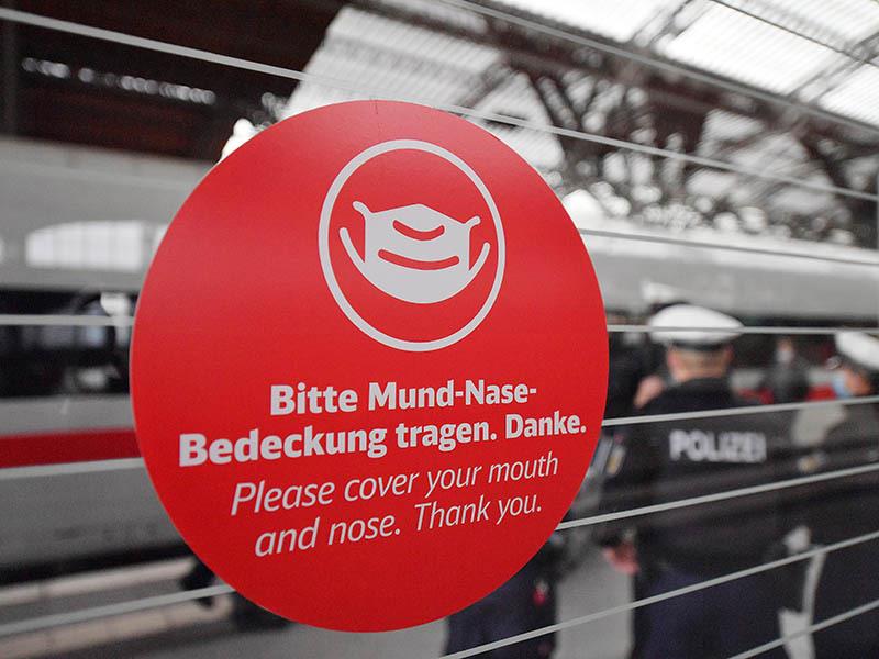 Bundespolizisten stehen nach einer Kontrolle der Einhaltung der Hygieneregeln, insbesondere das Tragen einer Nase-Mund-Bedeckung, am ICE 602 von München nach Hamburg (Symbolbild). Foto: Martin Schutt/dpa-Zentralbild/dpa