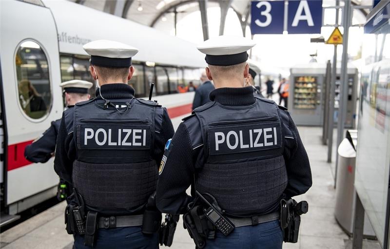 Bundespolizisten stehen vor einem ICE. Foto: Axel Heimken/dpa